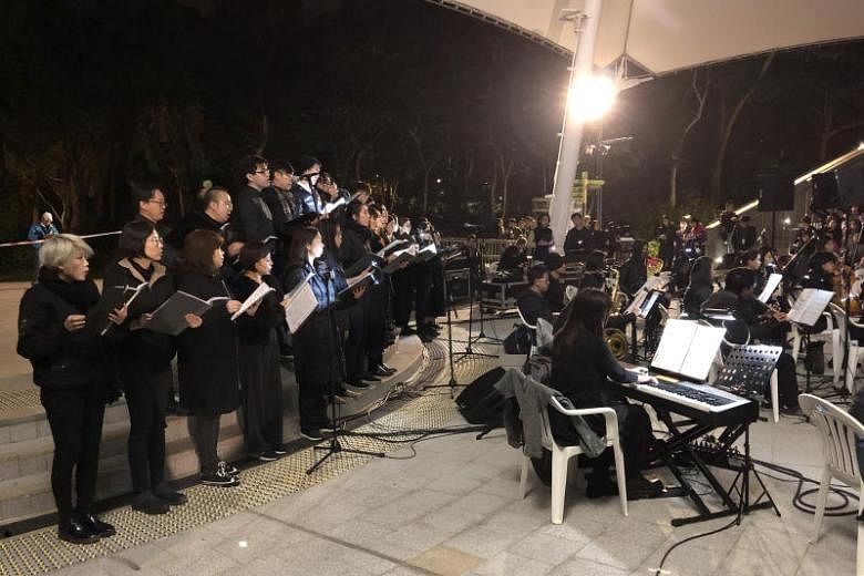 Orang-orang bernyanyi: Les Mis menenangkan, menghancurkan hati Hong Kong